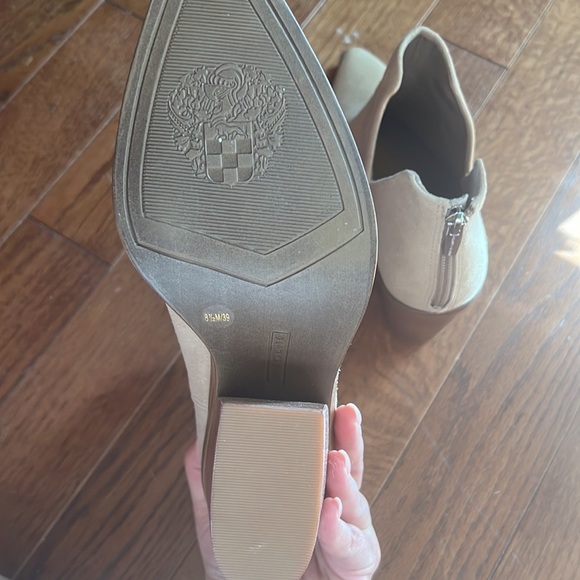 NWOT Vince Camuto Reggie Pointed-Toe Bootie in Tan with V-Shape Ankle Cut-Out - Picture 6 of 6